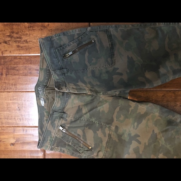 Old Navy Fatigue Capris - Picture 3 of 4
